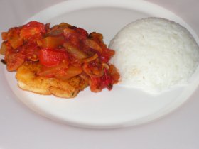 Ryba ochucená chilli s rajčatovou omáčkou