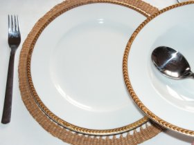 Domácí stolování – servírování talířů